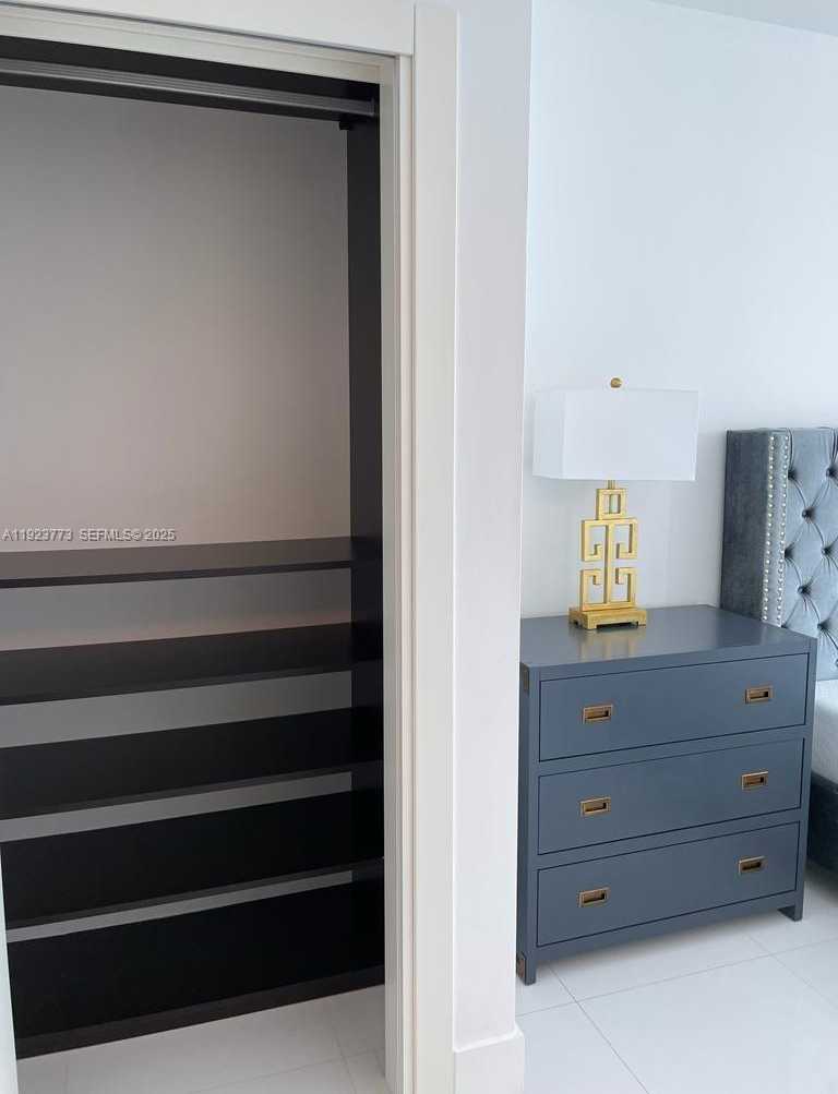 Small Image of 200 BISCAYNE BLVD WY #3309, Miami Number 17