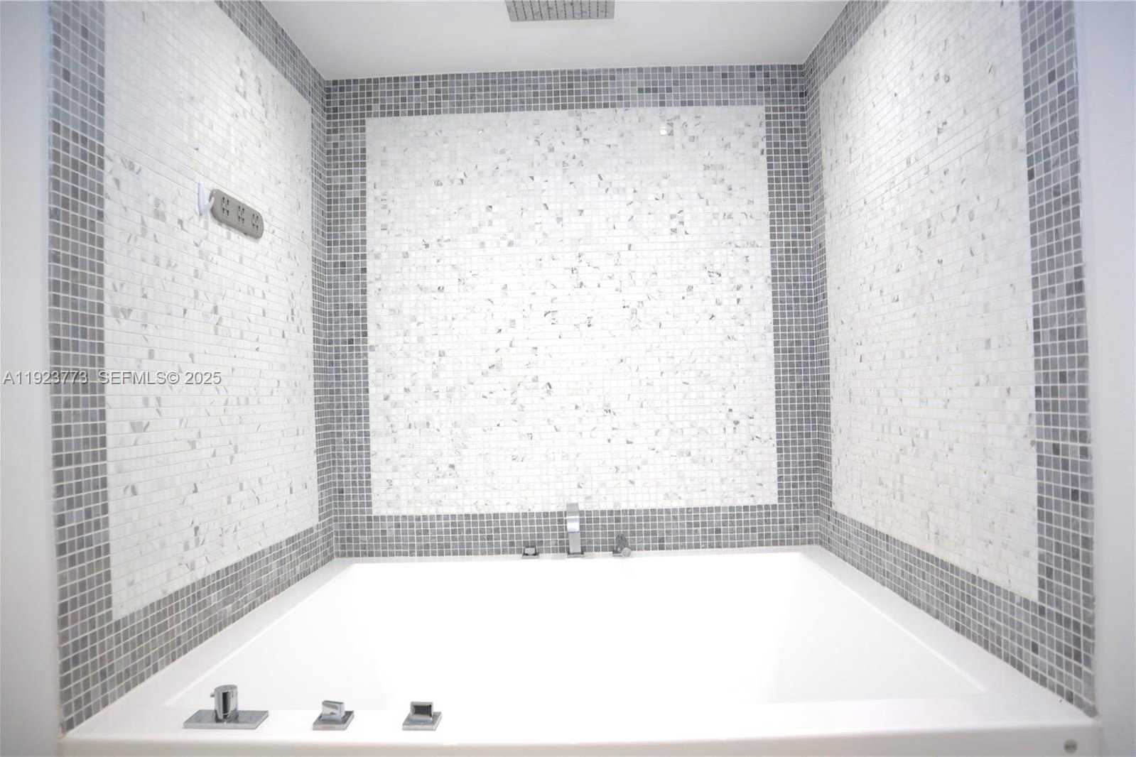 Small Image of 200 BISCAYNE BLVD WY #3309, Miami Number 21