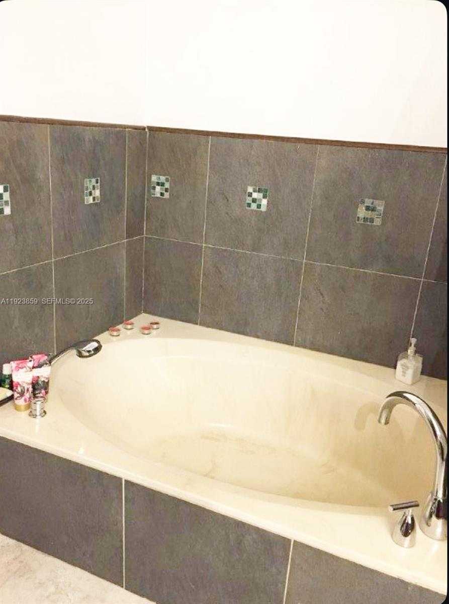 Small Image of 3610 YACHT CLUB DR #1503, Aventura Number 12