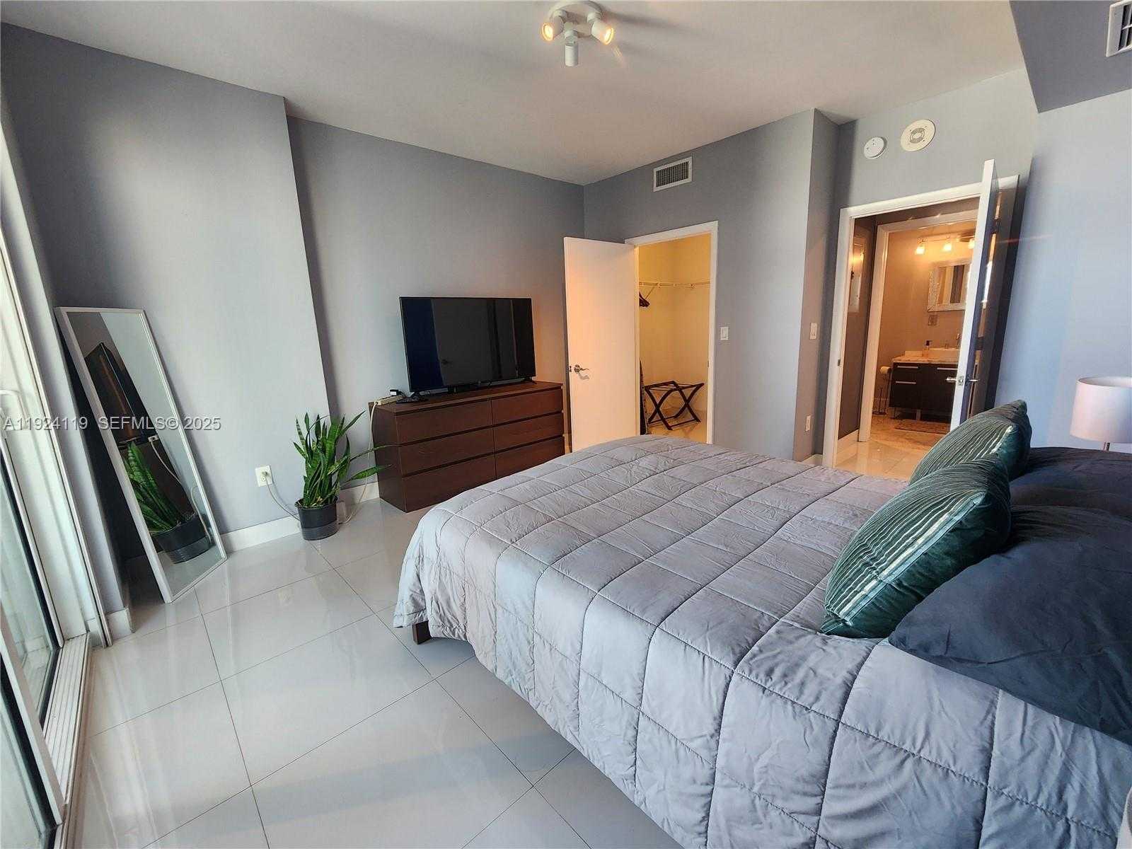 Small Image of 244 BISCAYNE BLVD #3006, Miami Number 7