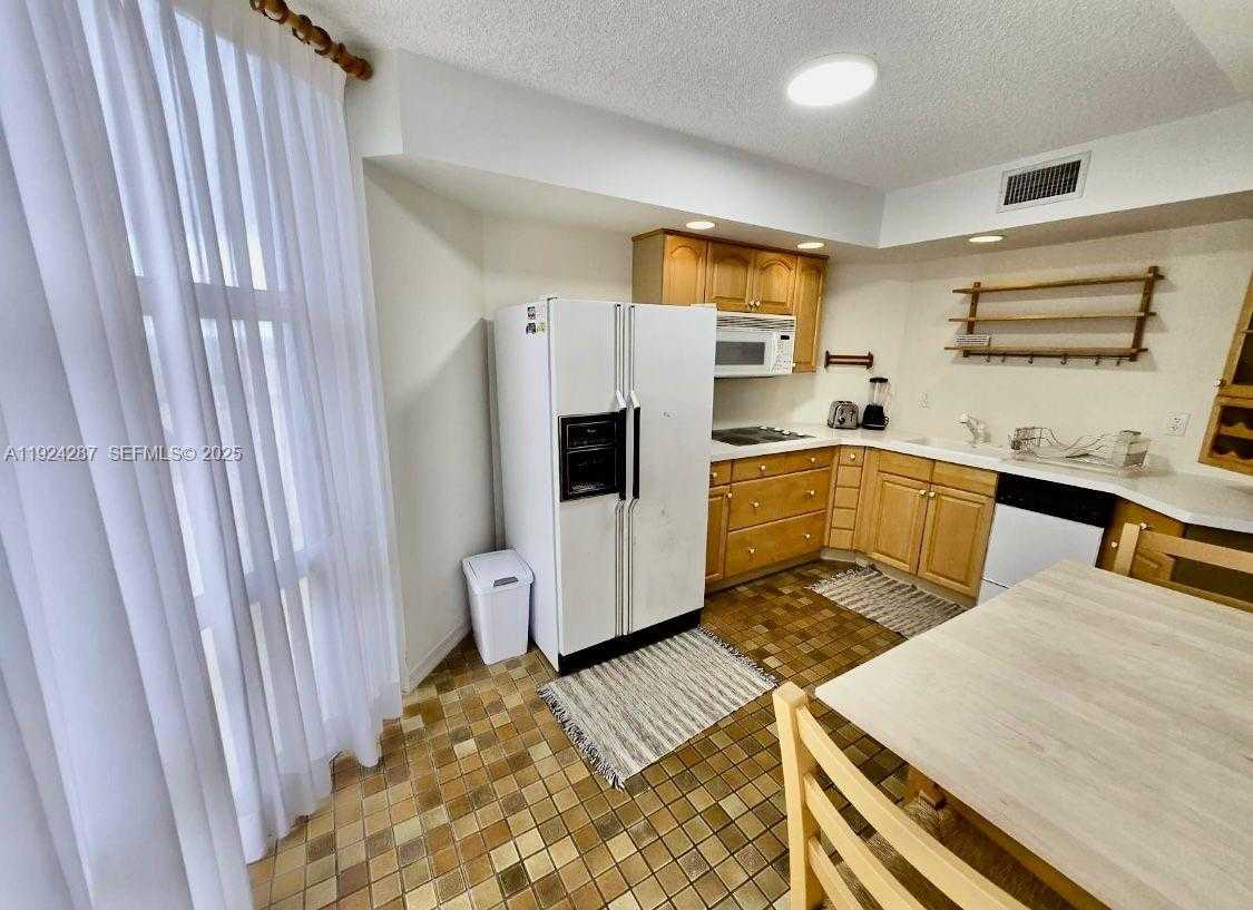 Small Image of 6423 COLLINS AVE #207, Miami Beach Number 11