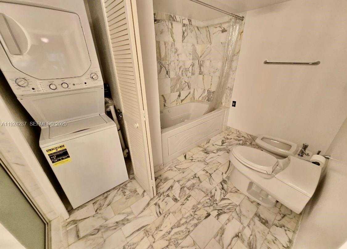 Small Image of 6423 COLLINS AVE #207, Miami Beach Number 4