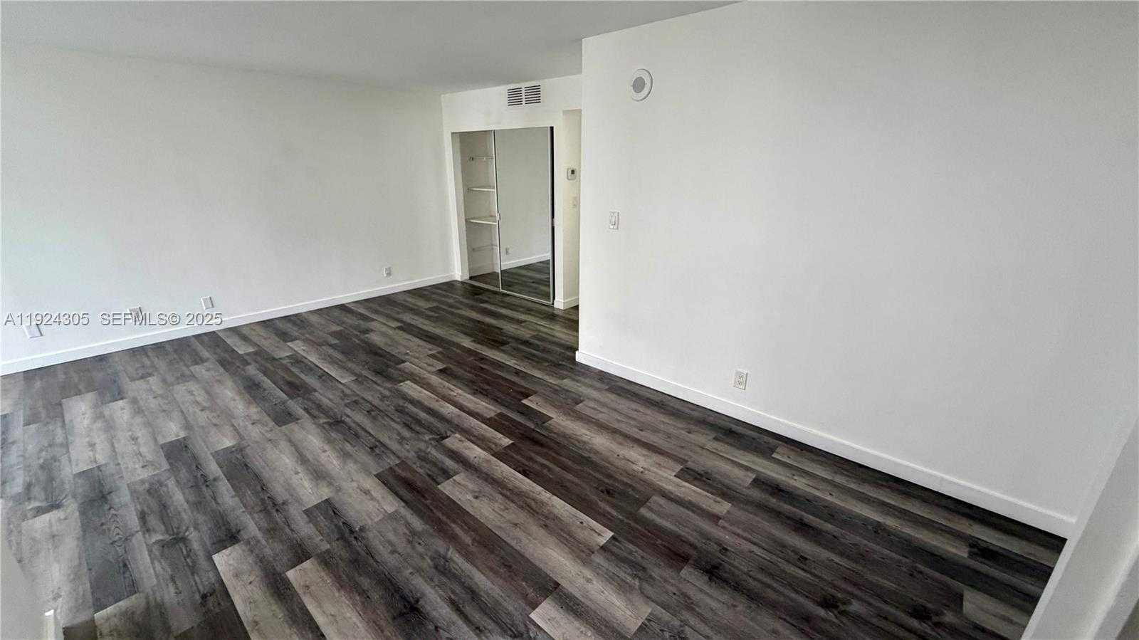 Small Image of 16909 NORTH BAY RD #504, Sunny Isles Beach Number 4