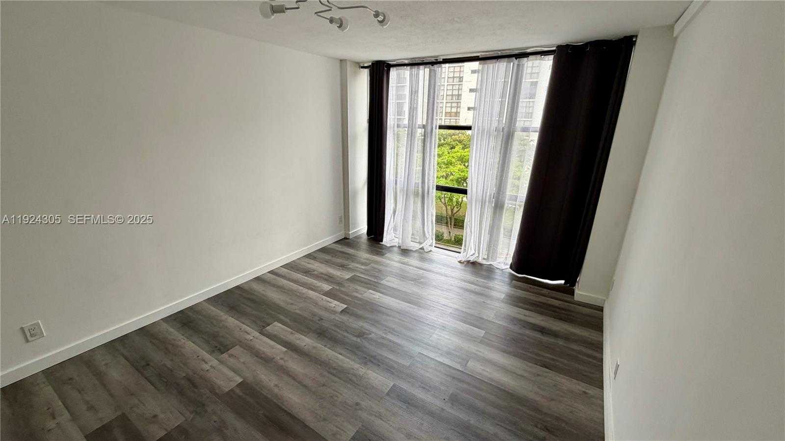 Small Image of 16909 NORTH BAY RD #504, Sunny Isles Beach Number 9