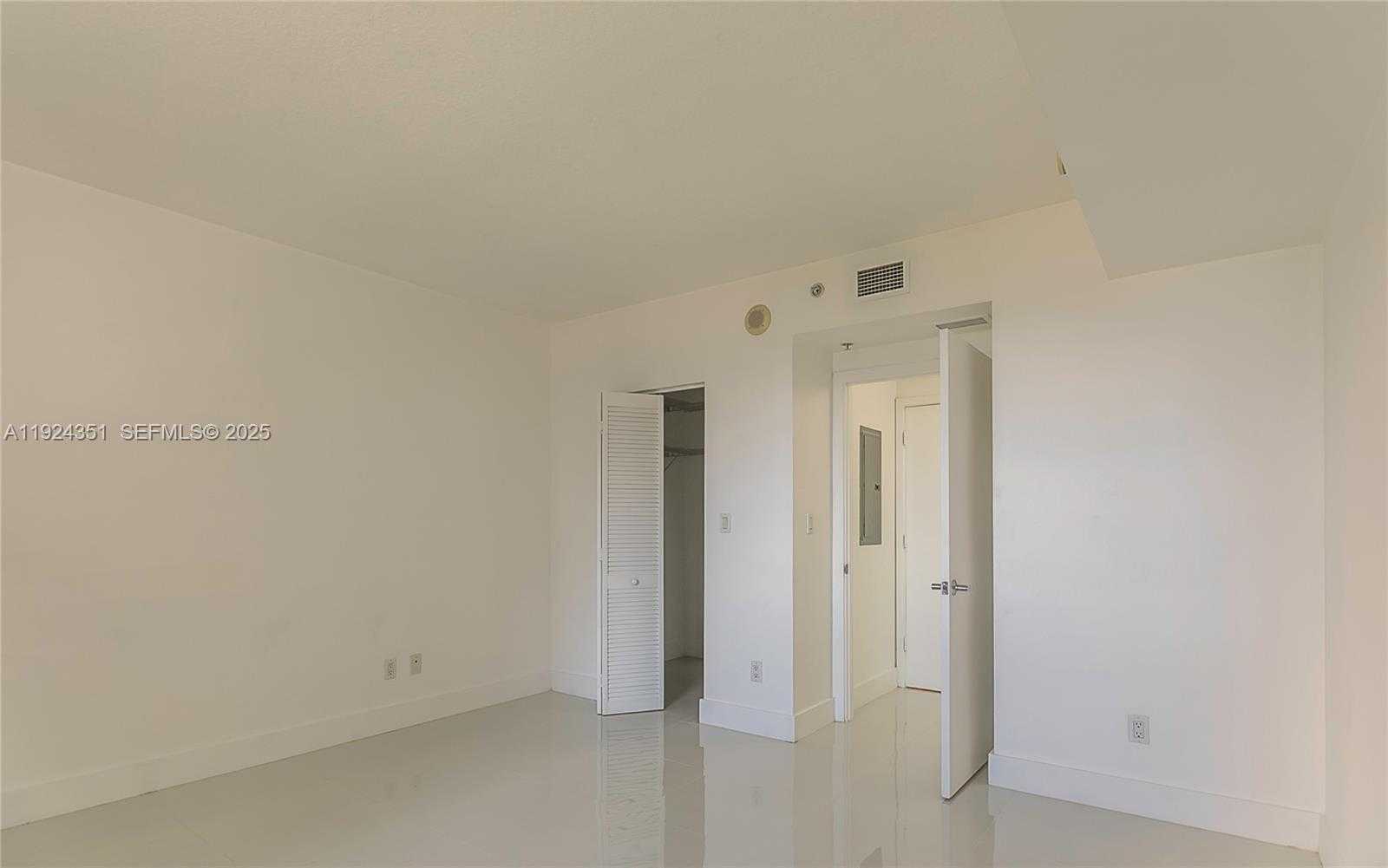 Small Image of 325 SOUTH BISCAYNE BLVD #2424, Miami Number 12