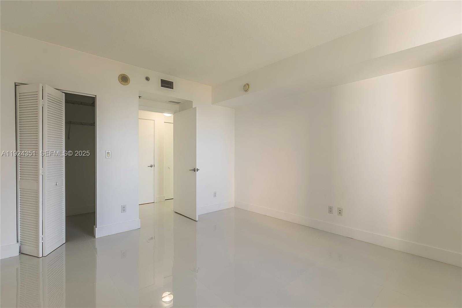 Small Image of 325 SOUTH BISCAYNE BLVD #2424, Miami Number 13