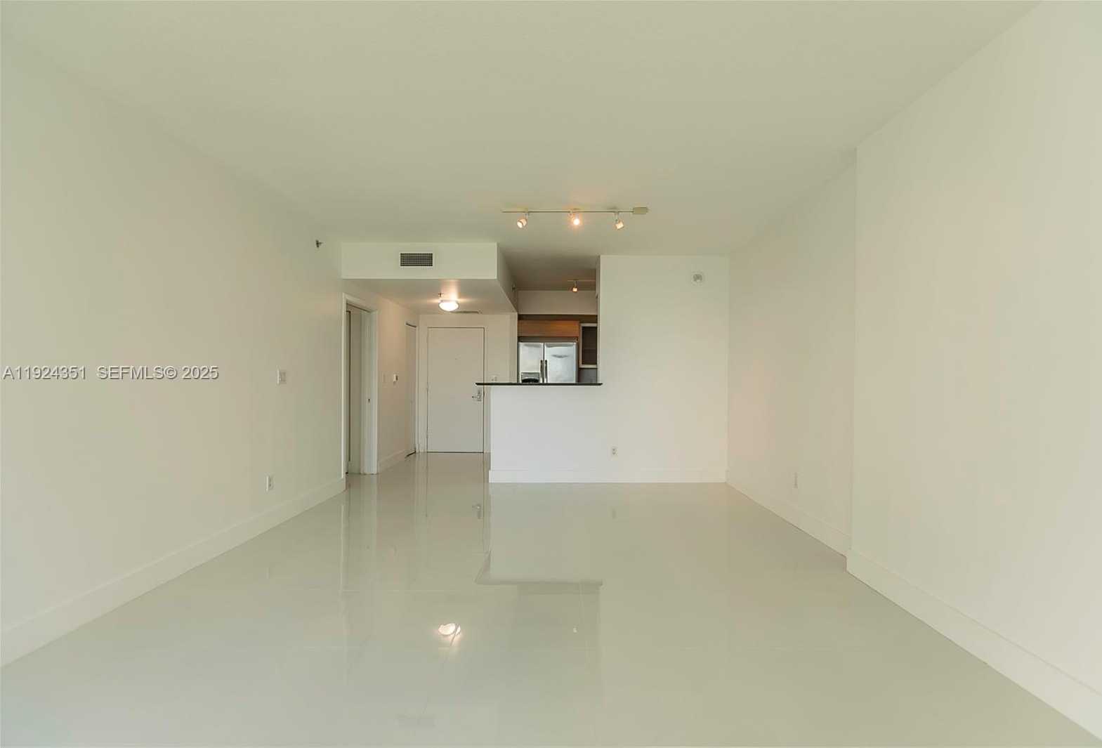 Small Image of 325 SOUTH BISCAYNE BLVD #2424, Miami Number 18