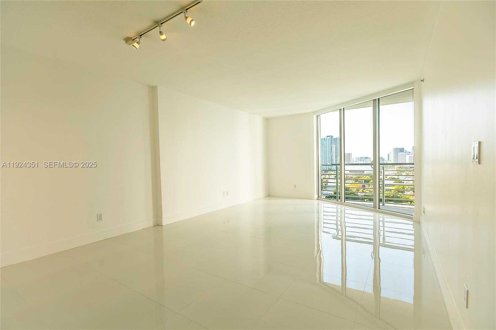 Small Image of 325 SOUTH BISCAYNE BLVD #2424, Miami Number 4