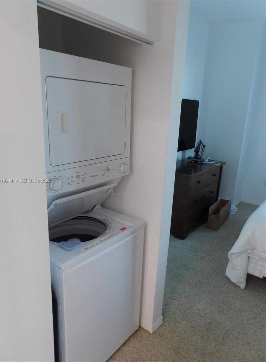 Small Image of 950 BRICKELL BAY DR #4206, Miami Number 7