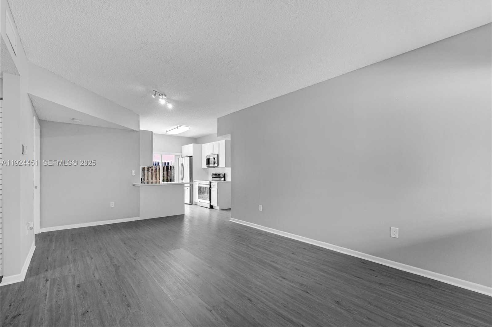 Small Image of 8021 LAKE DR #102, Doral Number 10