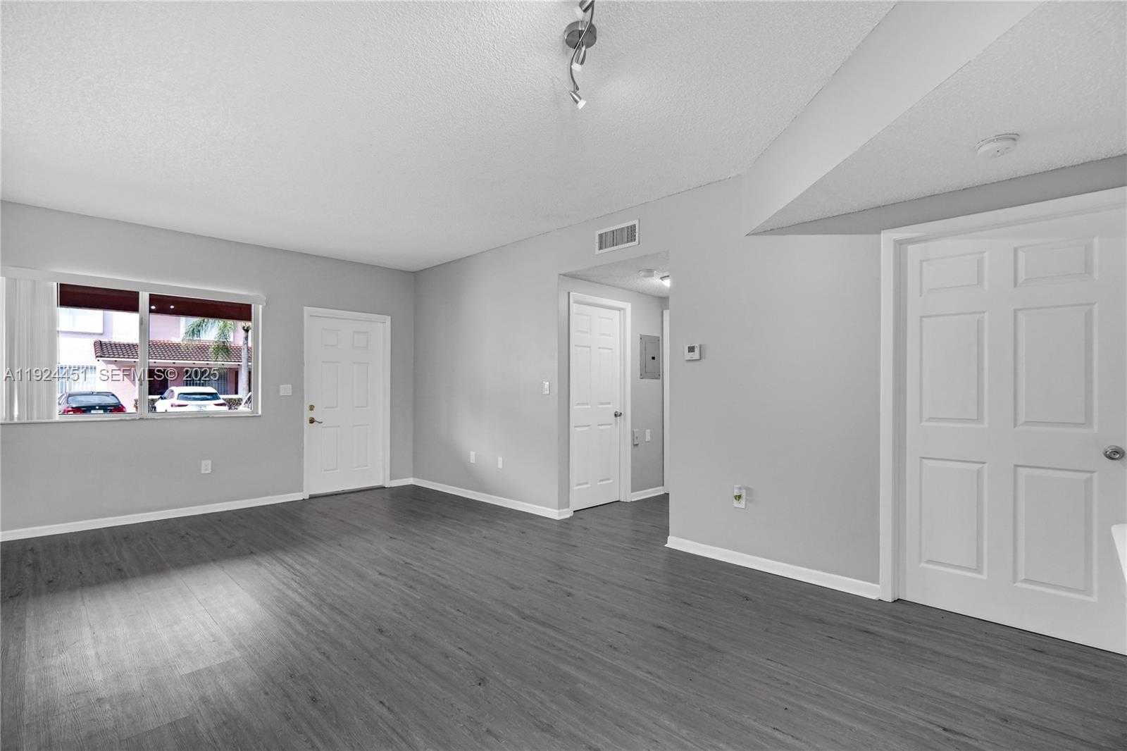 Small Image of 8021 LAKE DR #102, Doral Number 12