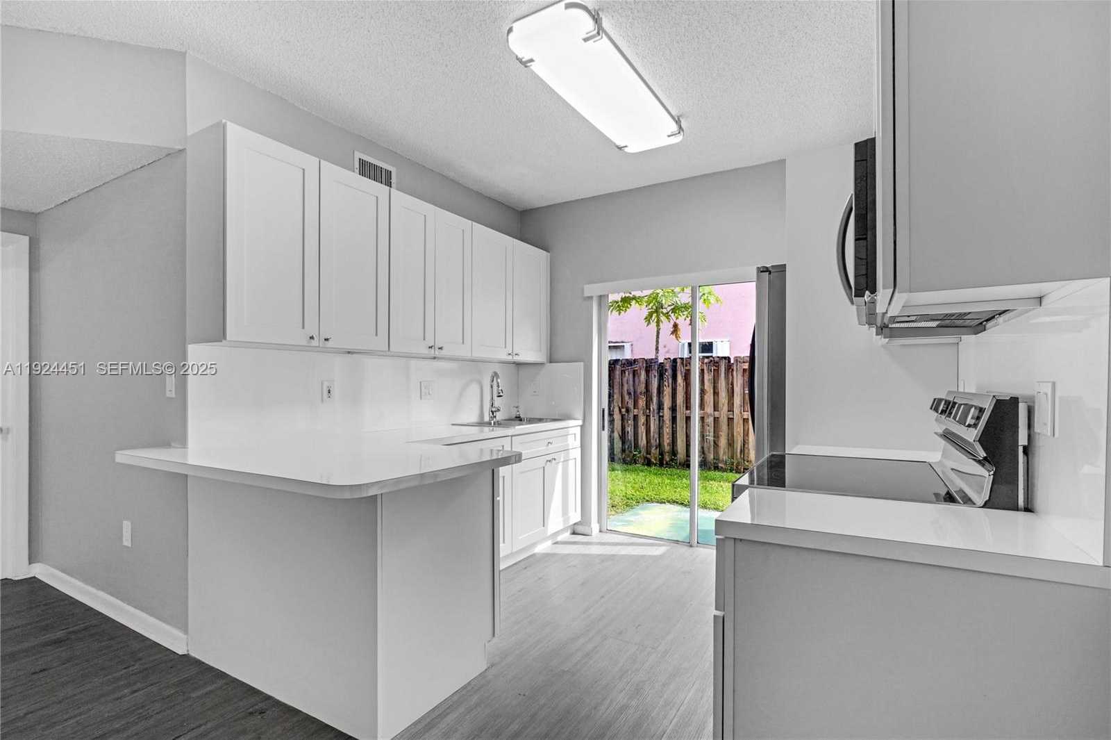 Small Image of 8021 LAKE DR #102, Doral Number 3