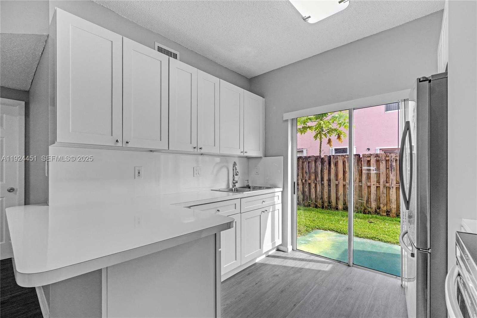 Small Image of 8021 LAKE DR #102, Doral Number 4