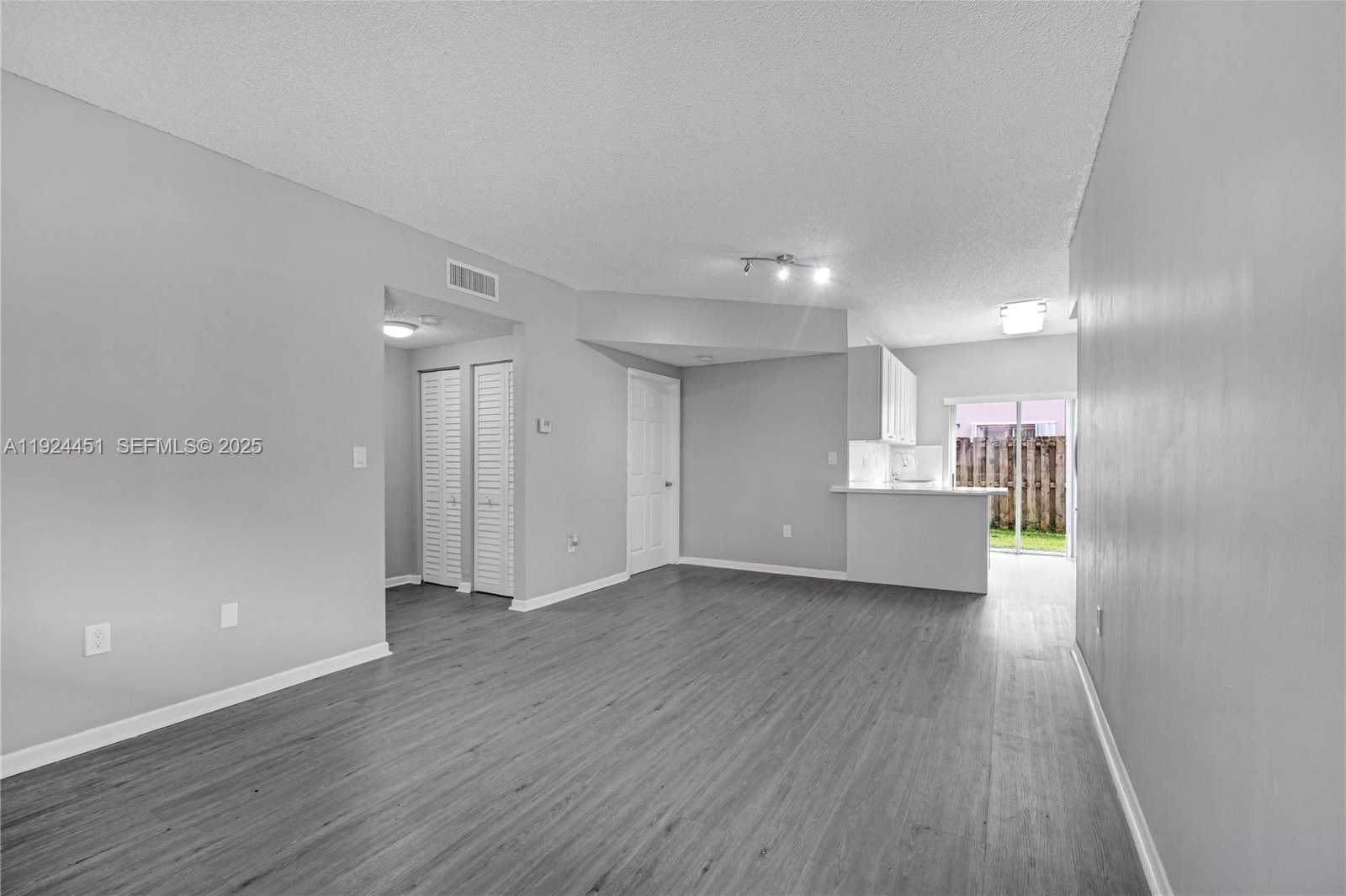 Small Image of 8021 LAKE DR #102, Doral Number 5