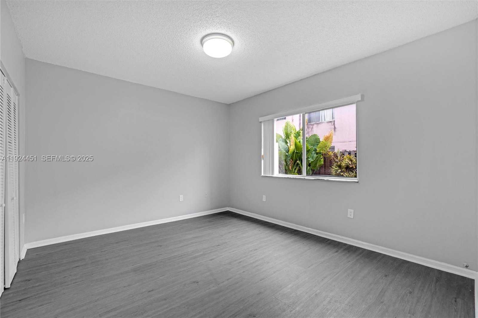 Small Image of 8021 LAKE DR #102, Doral Number 7