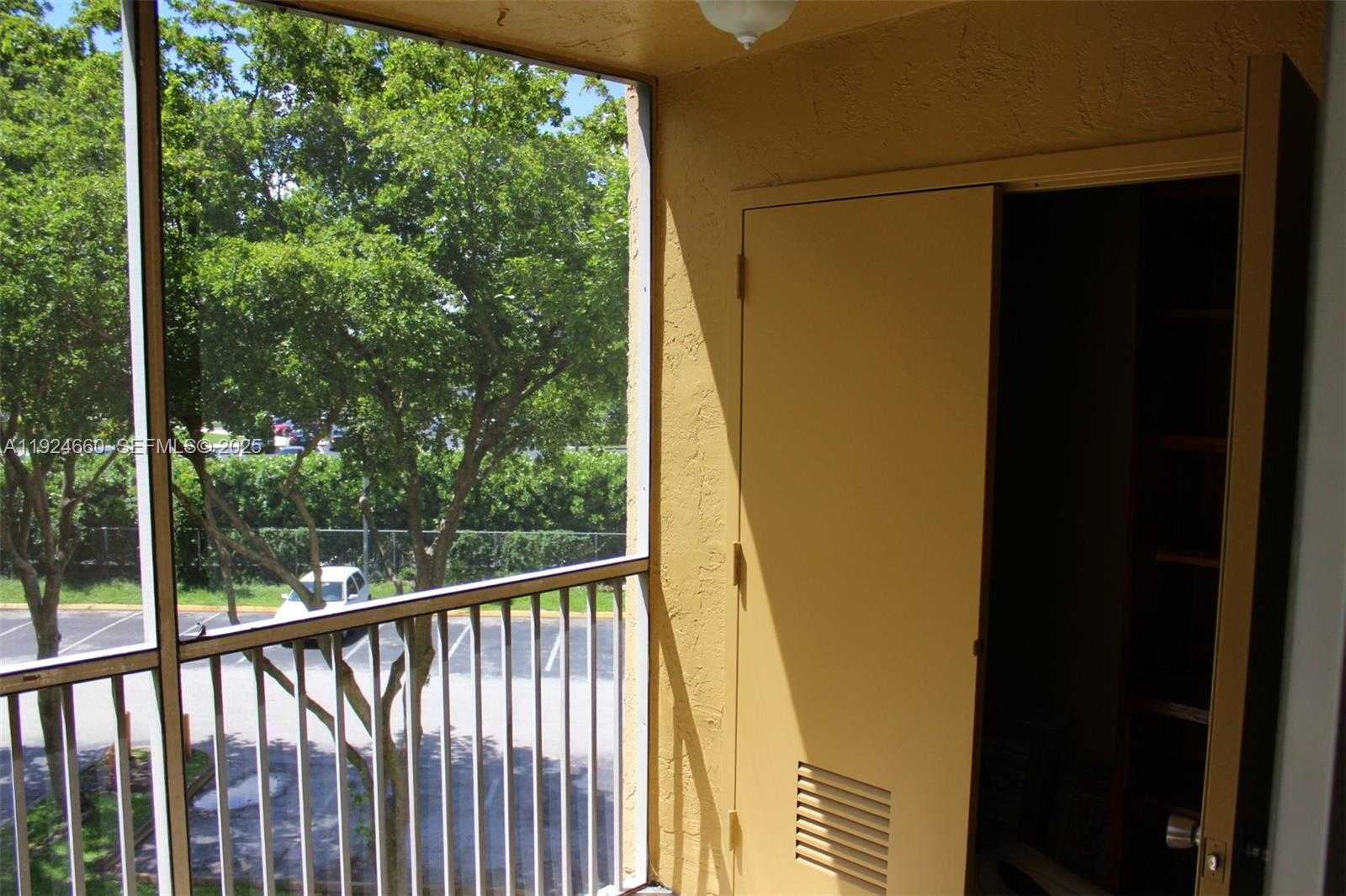 Small Image of Doral Number 14