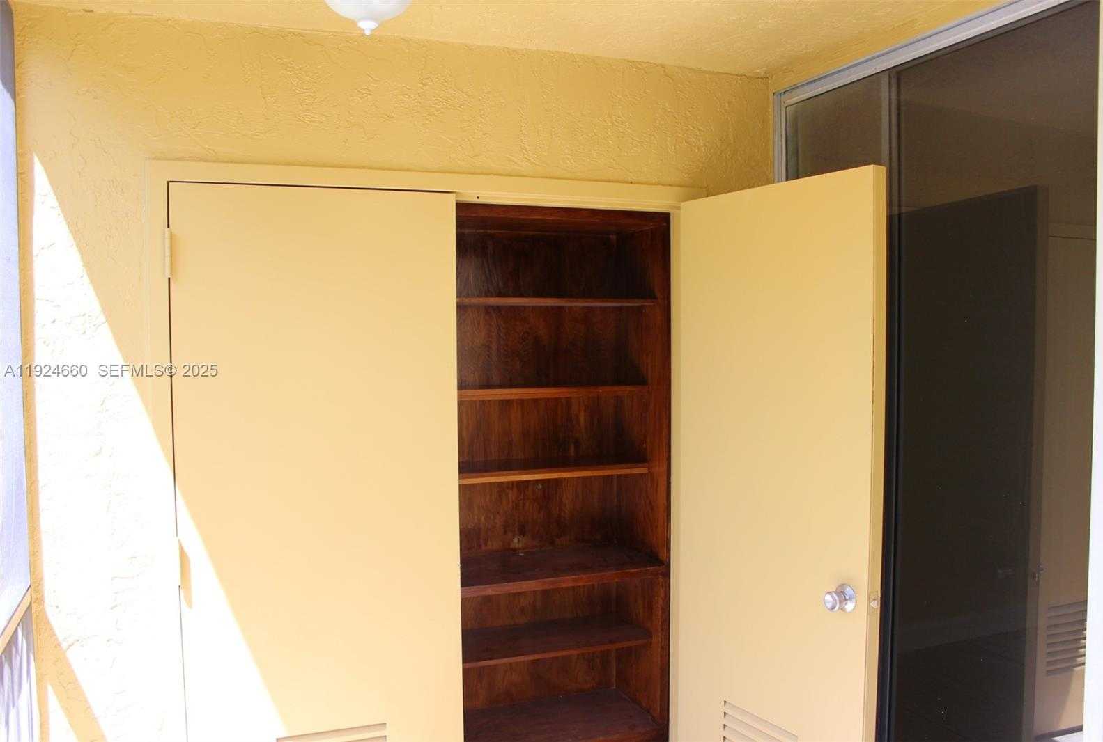 Small Image of Doral Number 15