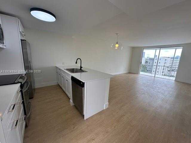 Small Image of 2930 POINT EAST DR #E610, Aventura Number 1