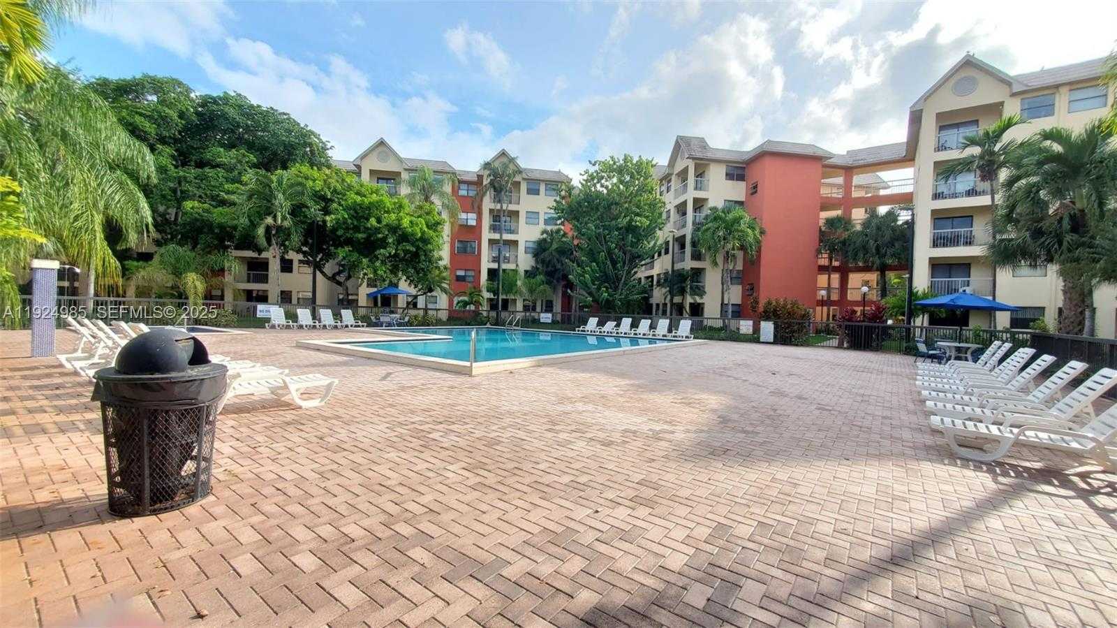 Small Image of 8290 LAKE DR #220, Doral Number 13