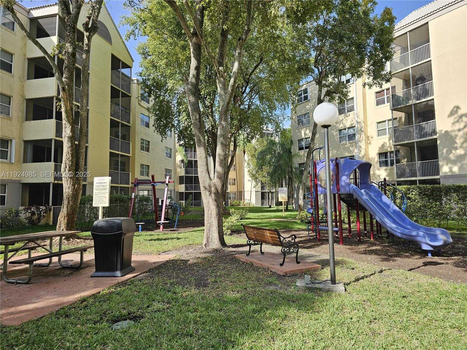 Small Image of 8290 LAKE DR #220, Doral Number 15
