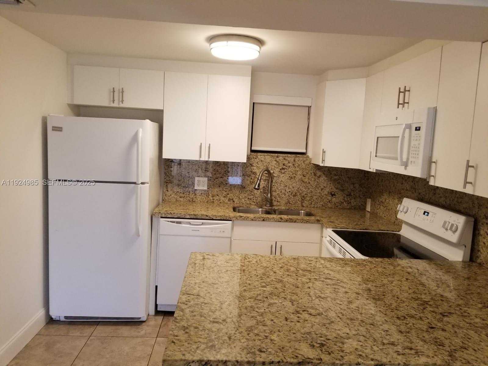 Small Image of 8290 LAKE DR #220, Doral Number 2
