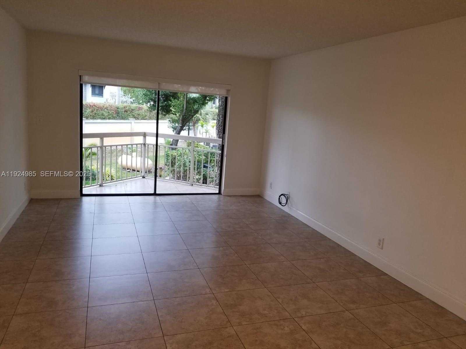 Small Image of 8290 LAKE DR #220, Doral Number 3