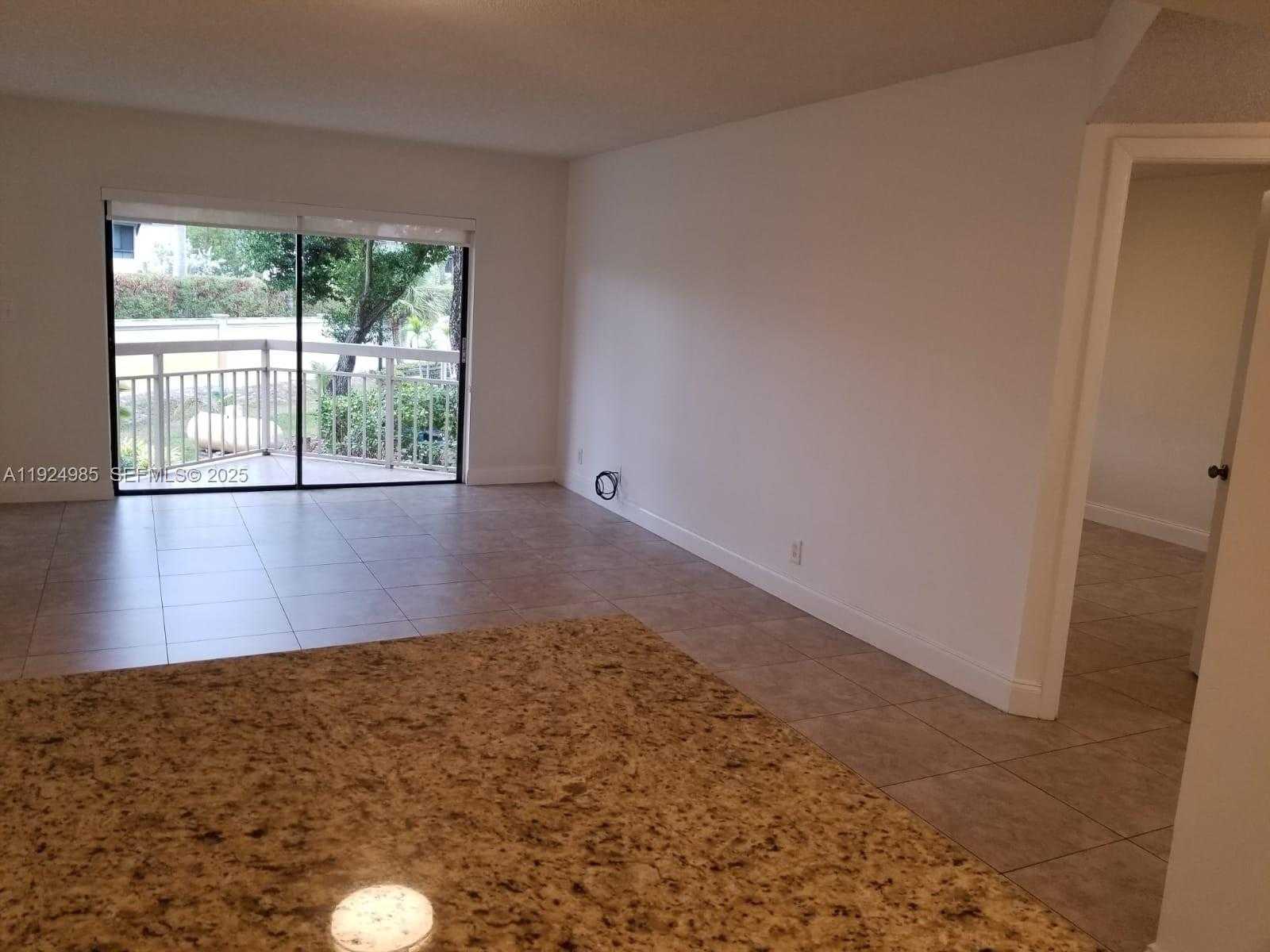 Small Image of 8290 LAKE DR #220, Doral Number 4