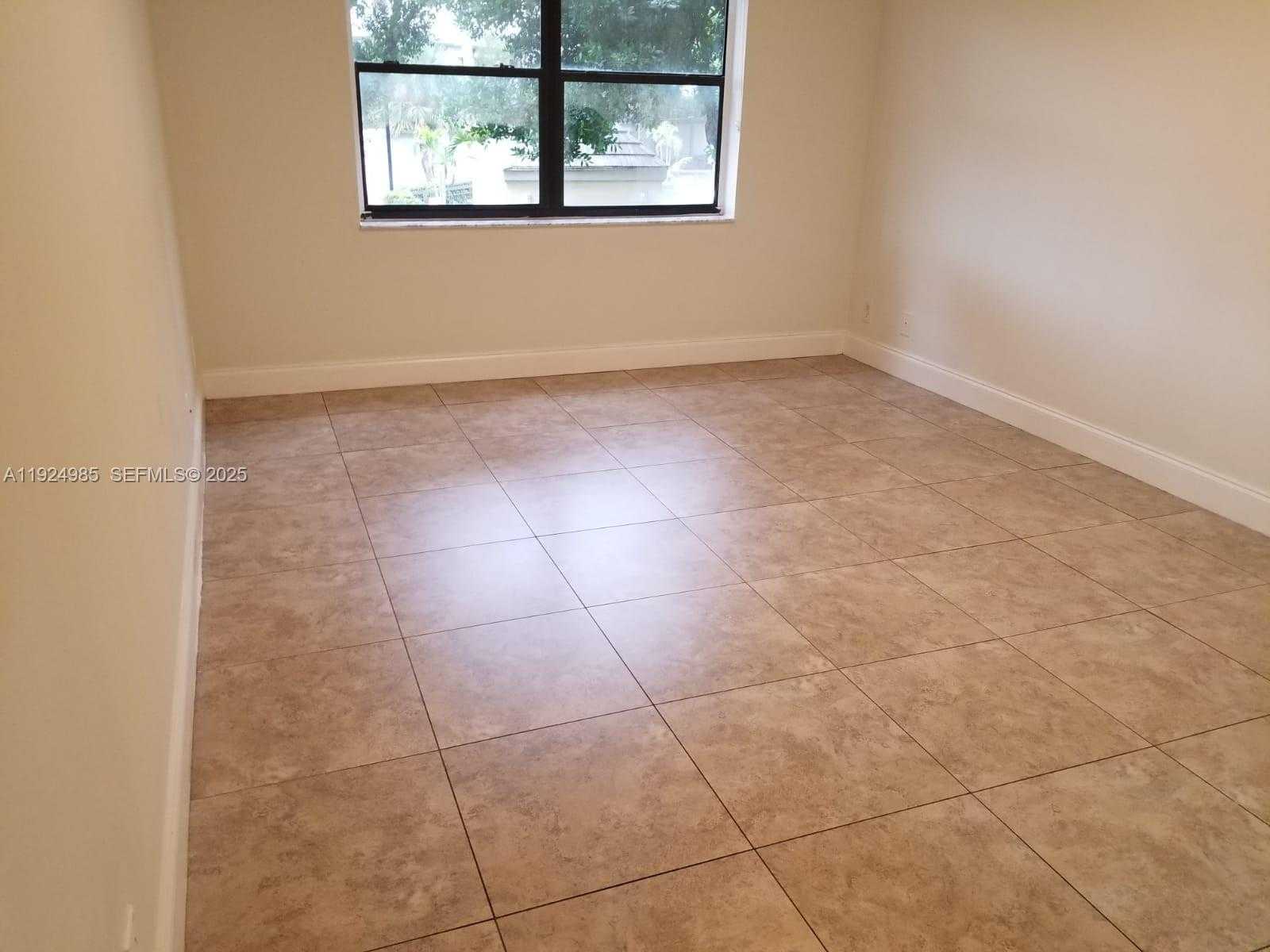Small Image of 8290 LAKE DR #220, Doral Number 5