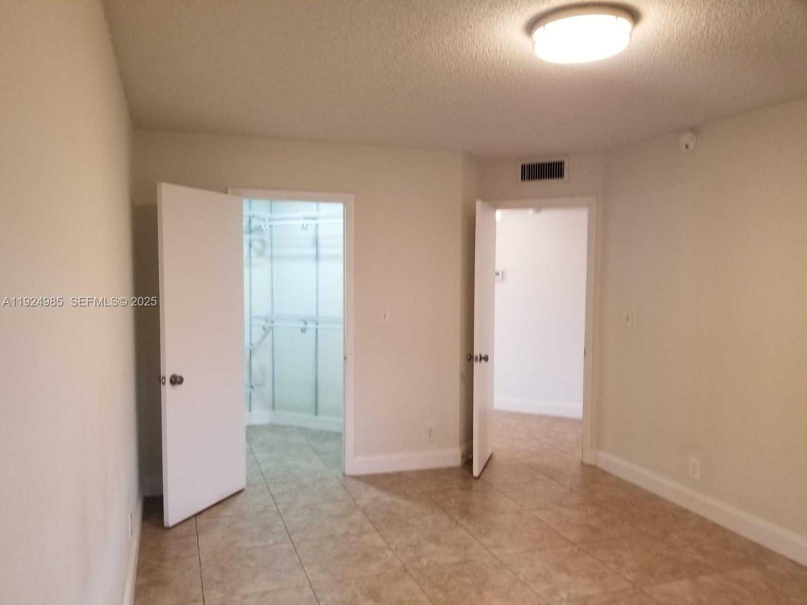 Small Image of 8290 LAKE DR #220, Doral Number 6