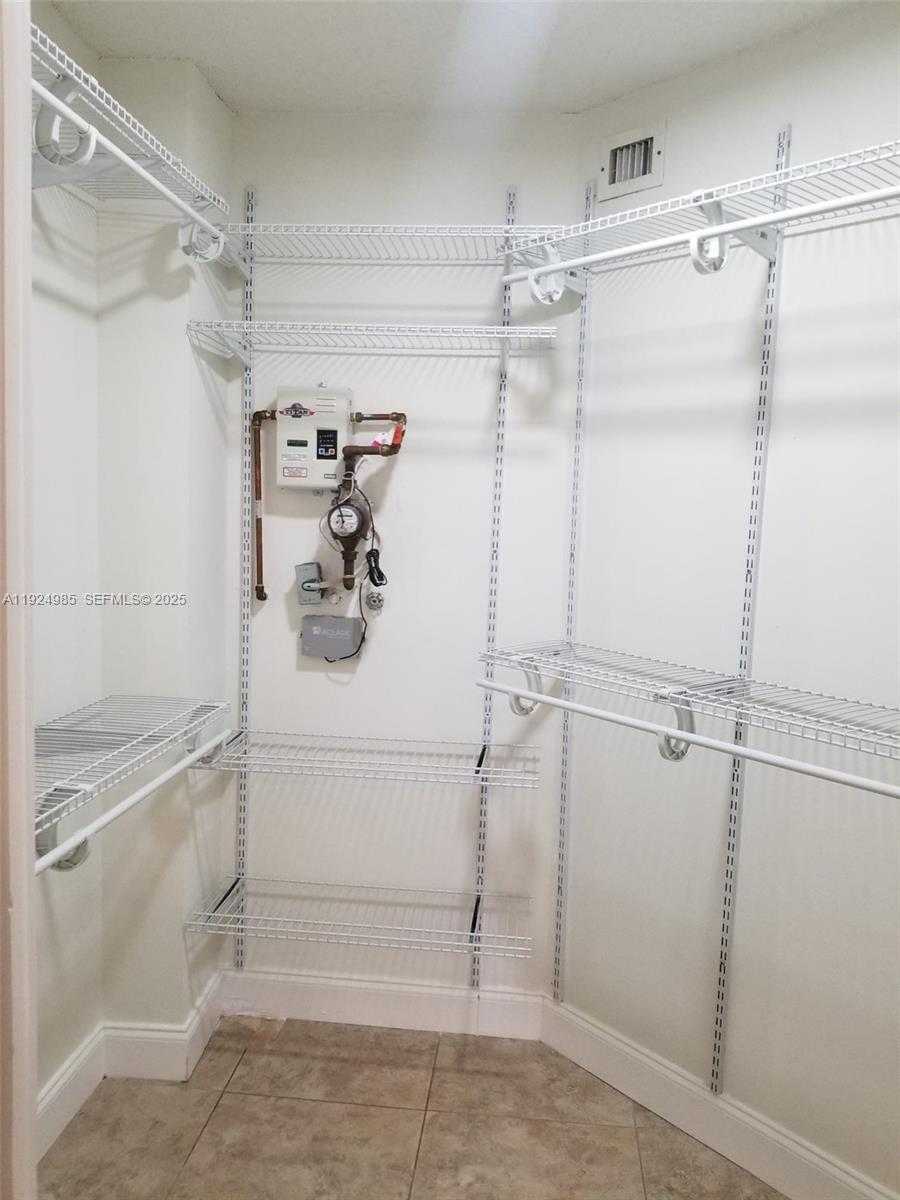 Small Image of 8290 LAKE DR #220, Doral Number 7