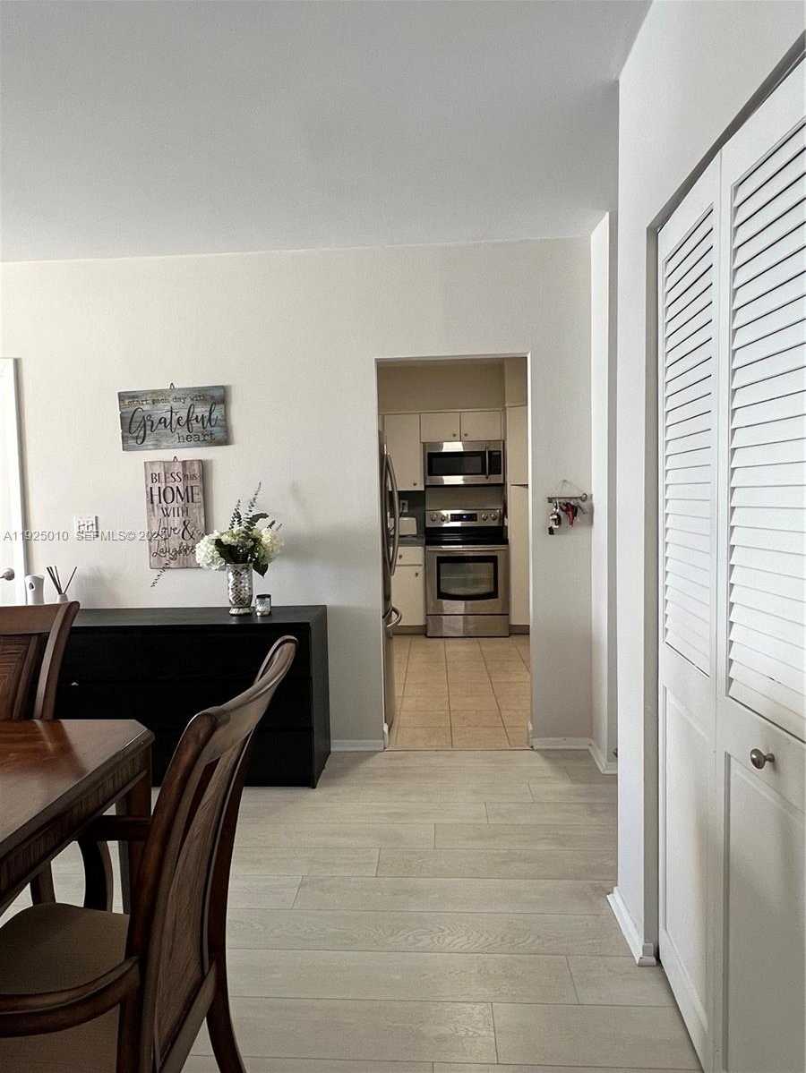 Small Image of 300 BAYVIEW DR #2114, Sunny Isles Beach Number 5