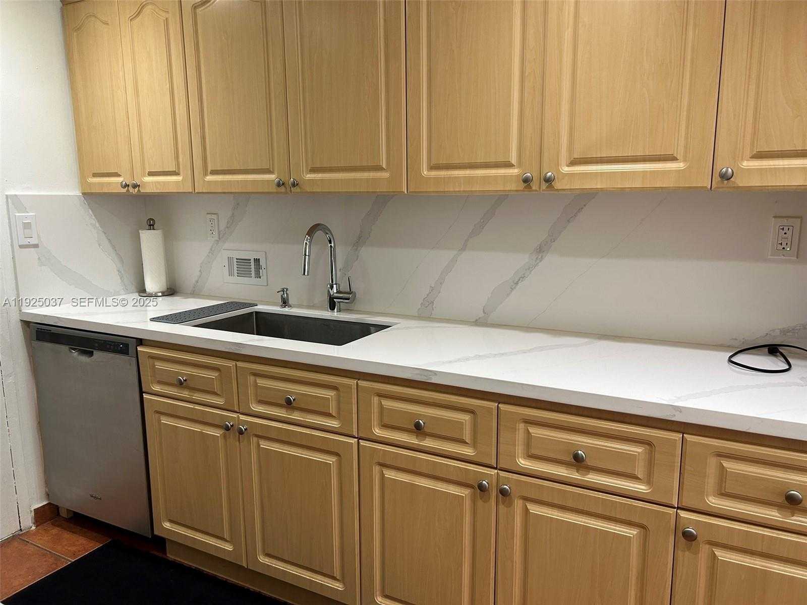 Small Image of 5401 COLLINS AVE #612, Miami Beach Number 19