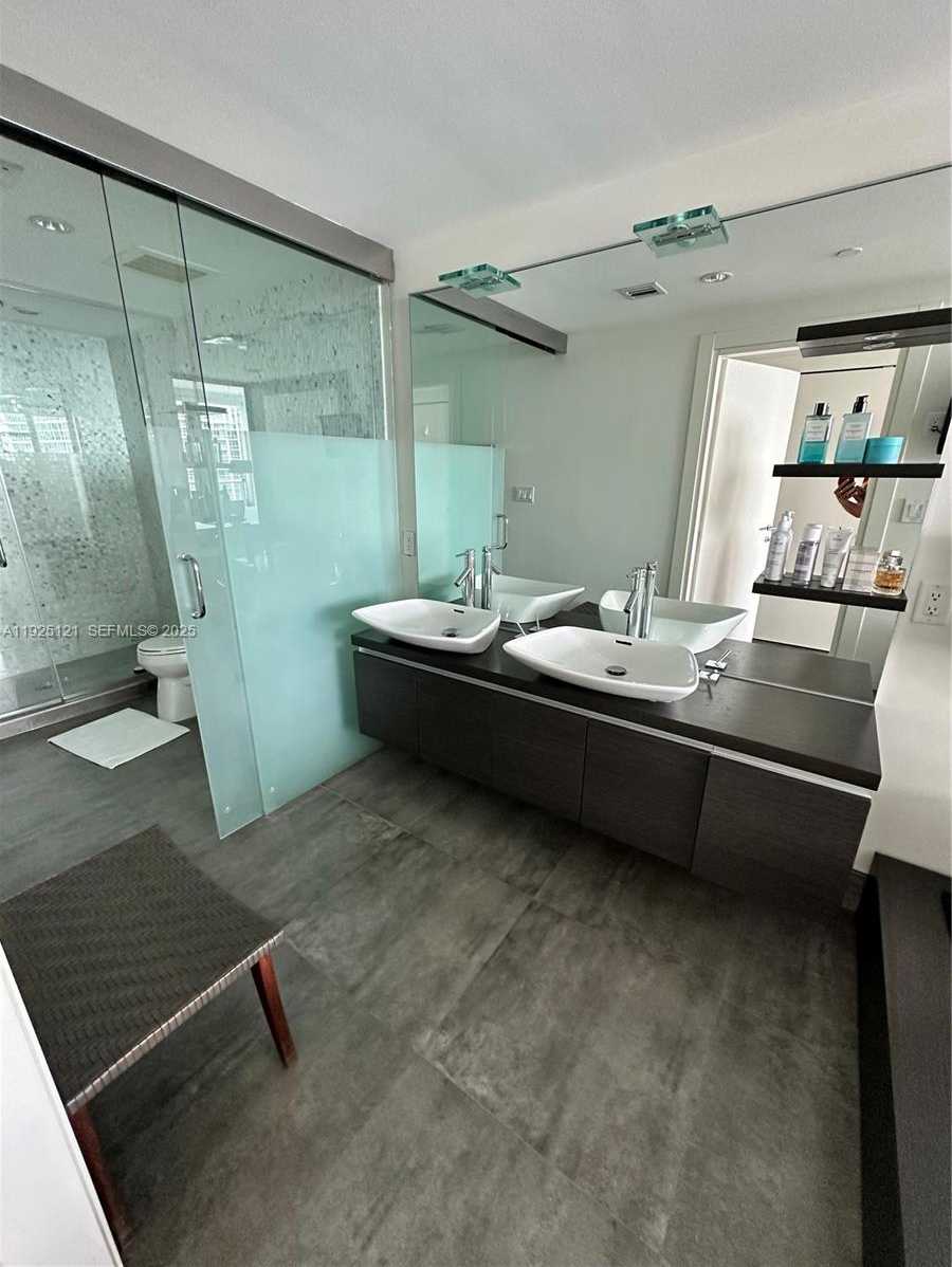 Small Image of 200 BISCAYNE BOULEVARD WAY #4007, Miami Number 6