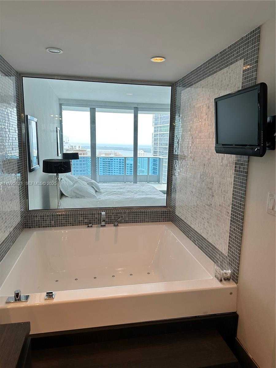 Small Image of 200 BISCAYNE BOULEVARD WAY #4007, Miami Number 8