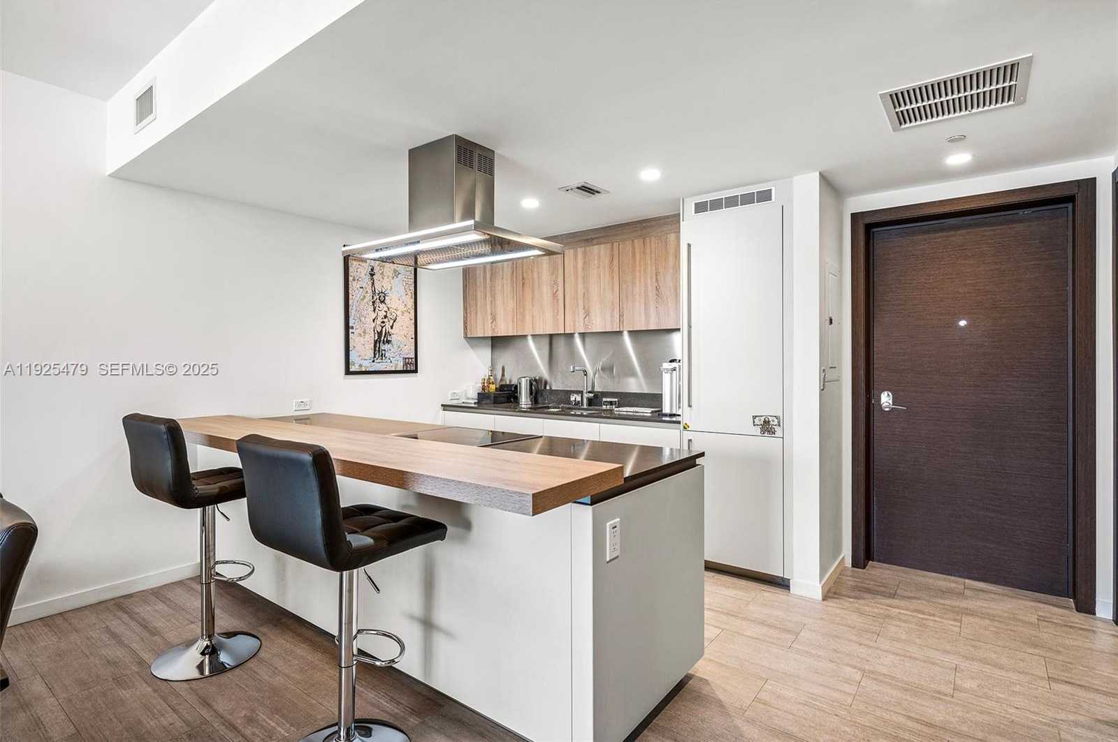 Small Image of 1000 BRICKELL PLZ #2111, Miami Number 4