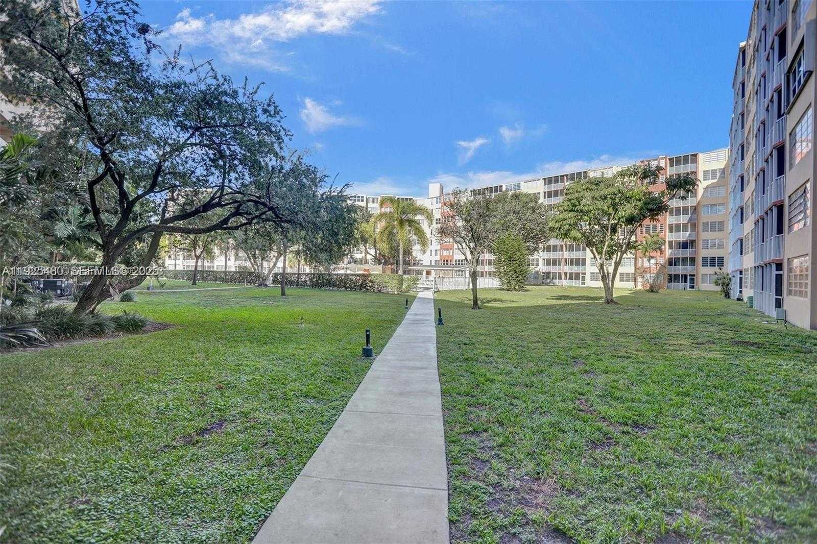 Small Image of 1750 NE 191st St, Miami, FL 33179, USA Number 8