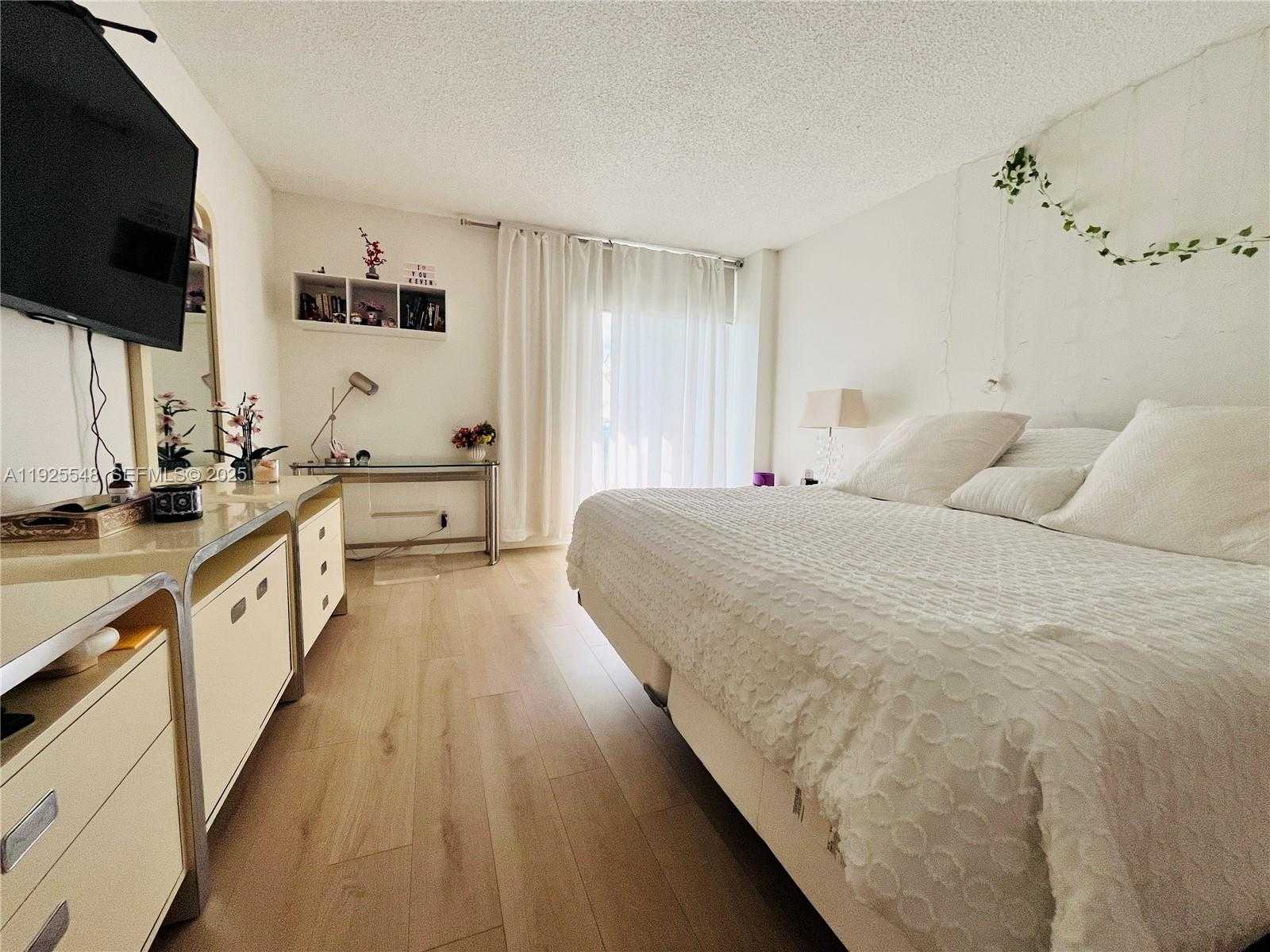 Small Image of 100 BAYVIEW DR #724, Sunny Isles Beach Number 12