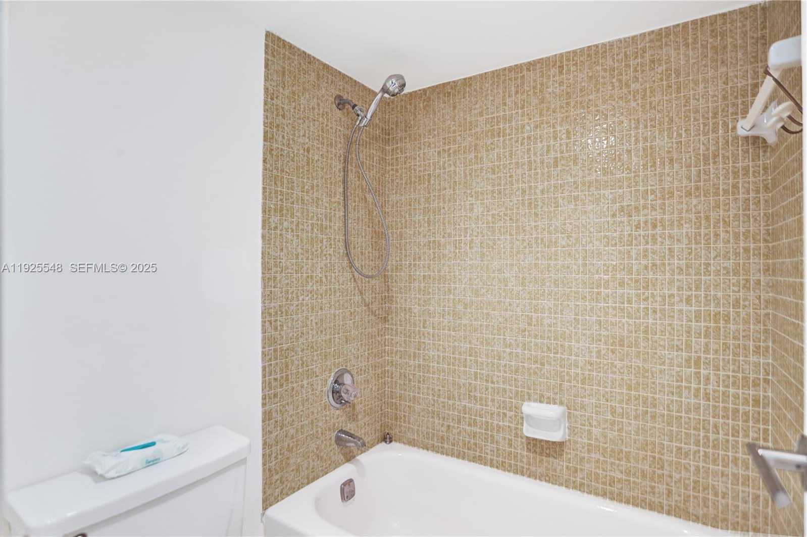 Small Image of 100 BAYVIEW DR #724, Sunny Isles Beach Number 16