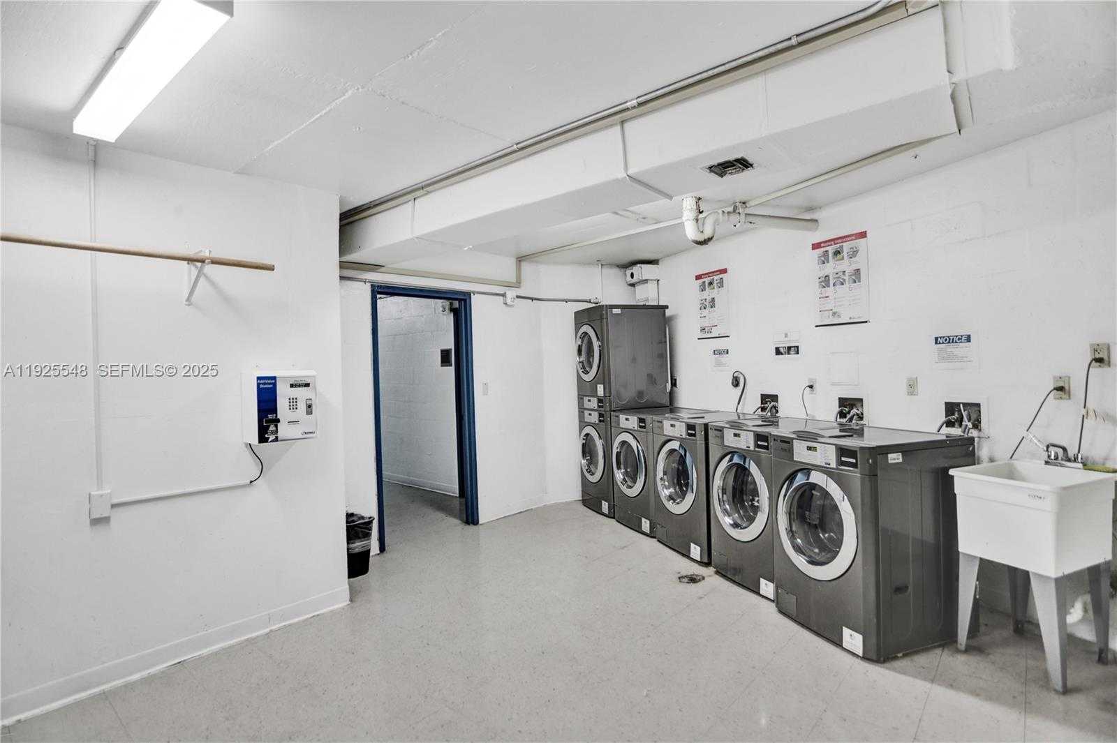 Small Image of 100 BAYVIEW DR #724, Sunny Isles Beach Number 22