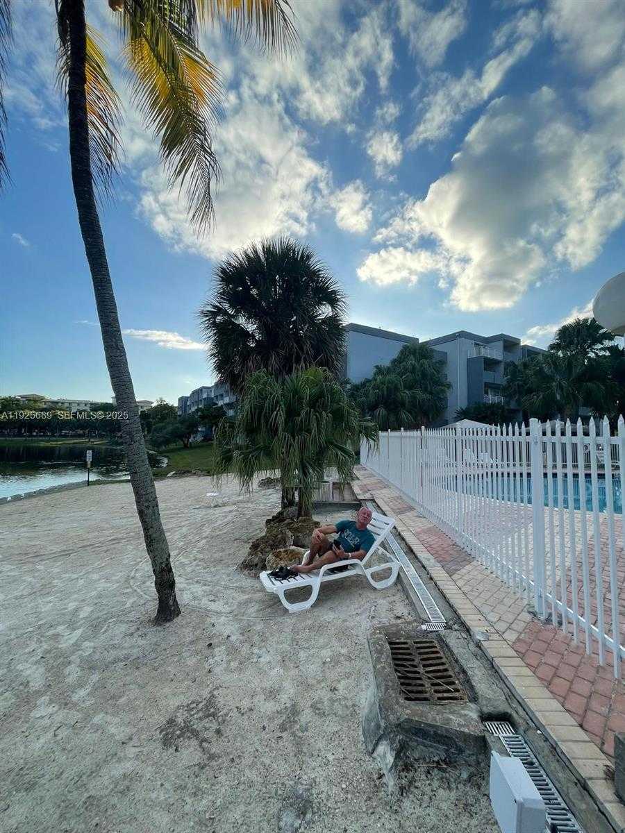 Small Image of 9375 FONTAINEBLEAU BLVD #L219, Miami Number 35