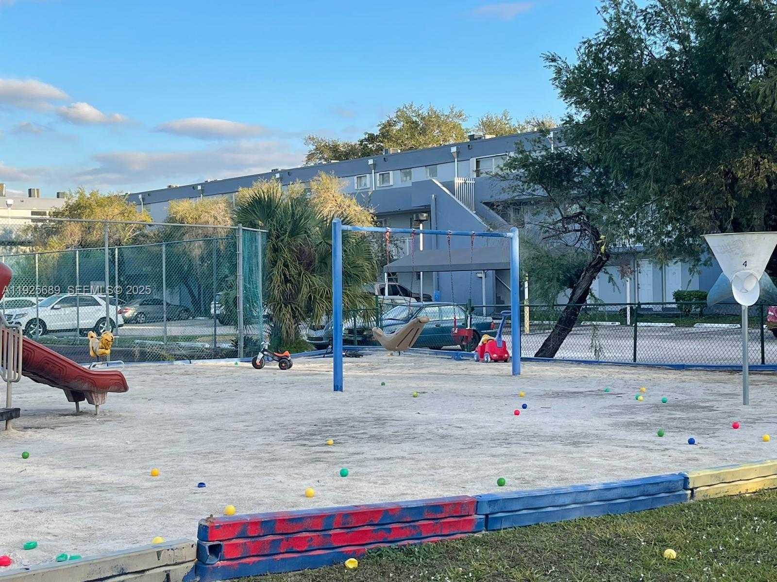 Small Image of 9375 FONTAINEBLEAU BLVD #L219, Miami Number 37