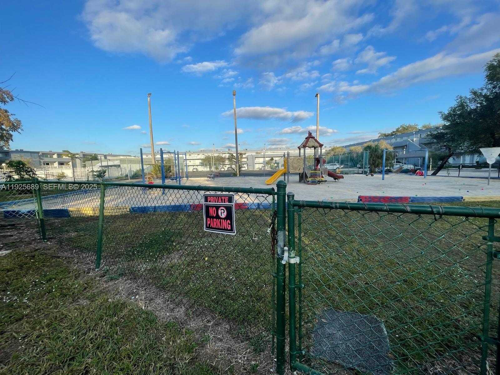 Small Image of 9375 FONTAINEBLEAU BLVD #L219, Miami Number 39