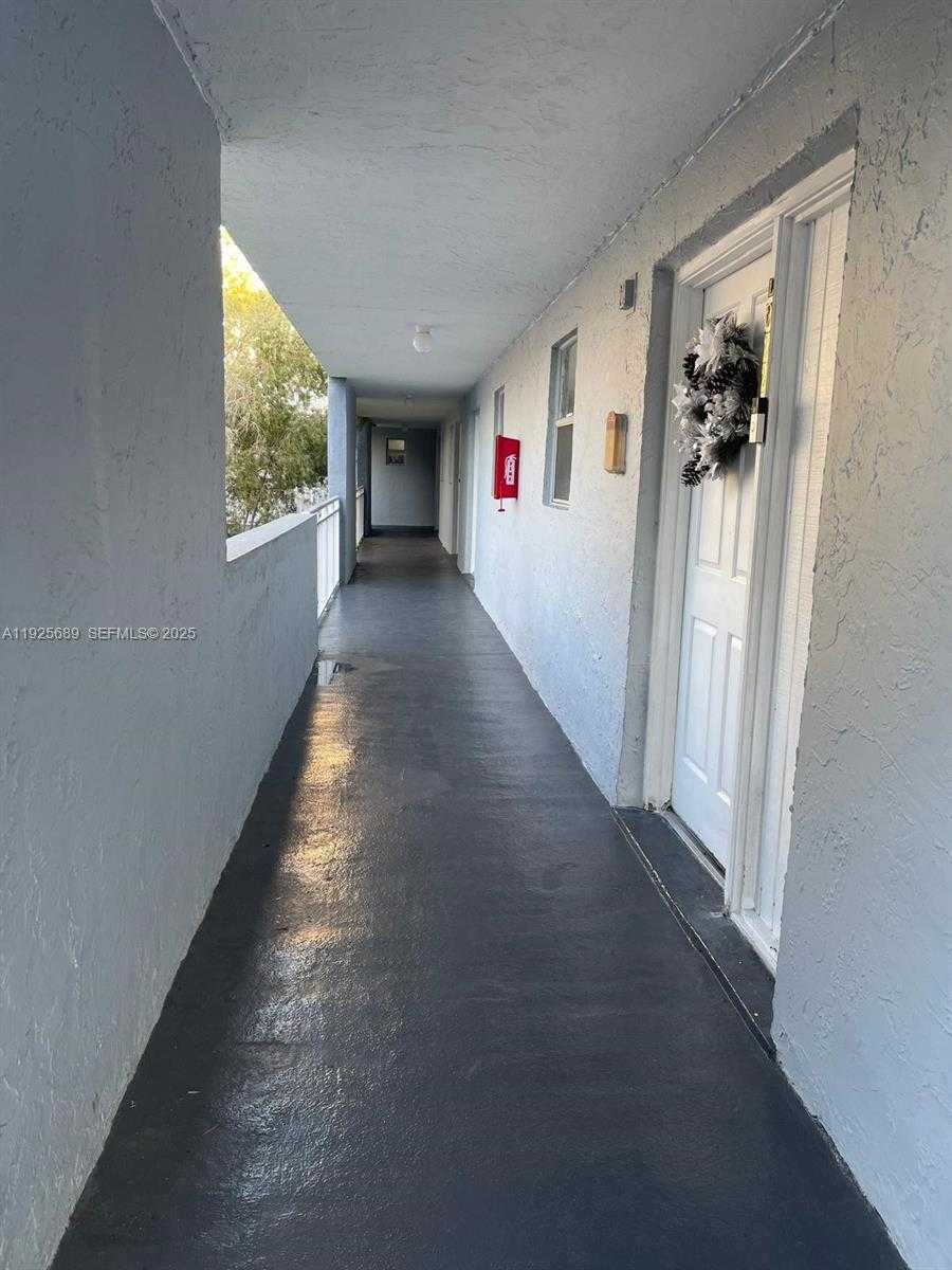 Small Image of 9375 FONTAINEBLEAU BLVD #L219, Miami Number 4