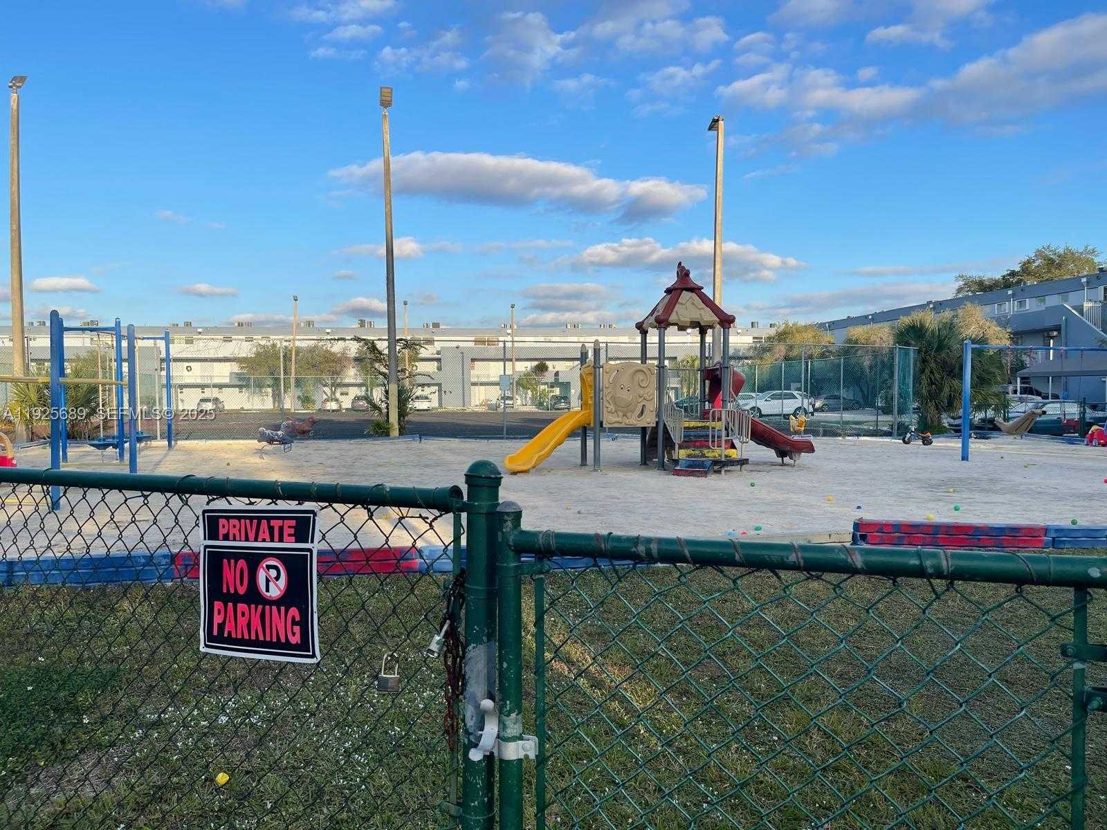 Small Image of 9375 FONTAINEBLEAU BLVD #L219, Miami Number 40