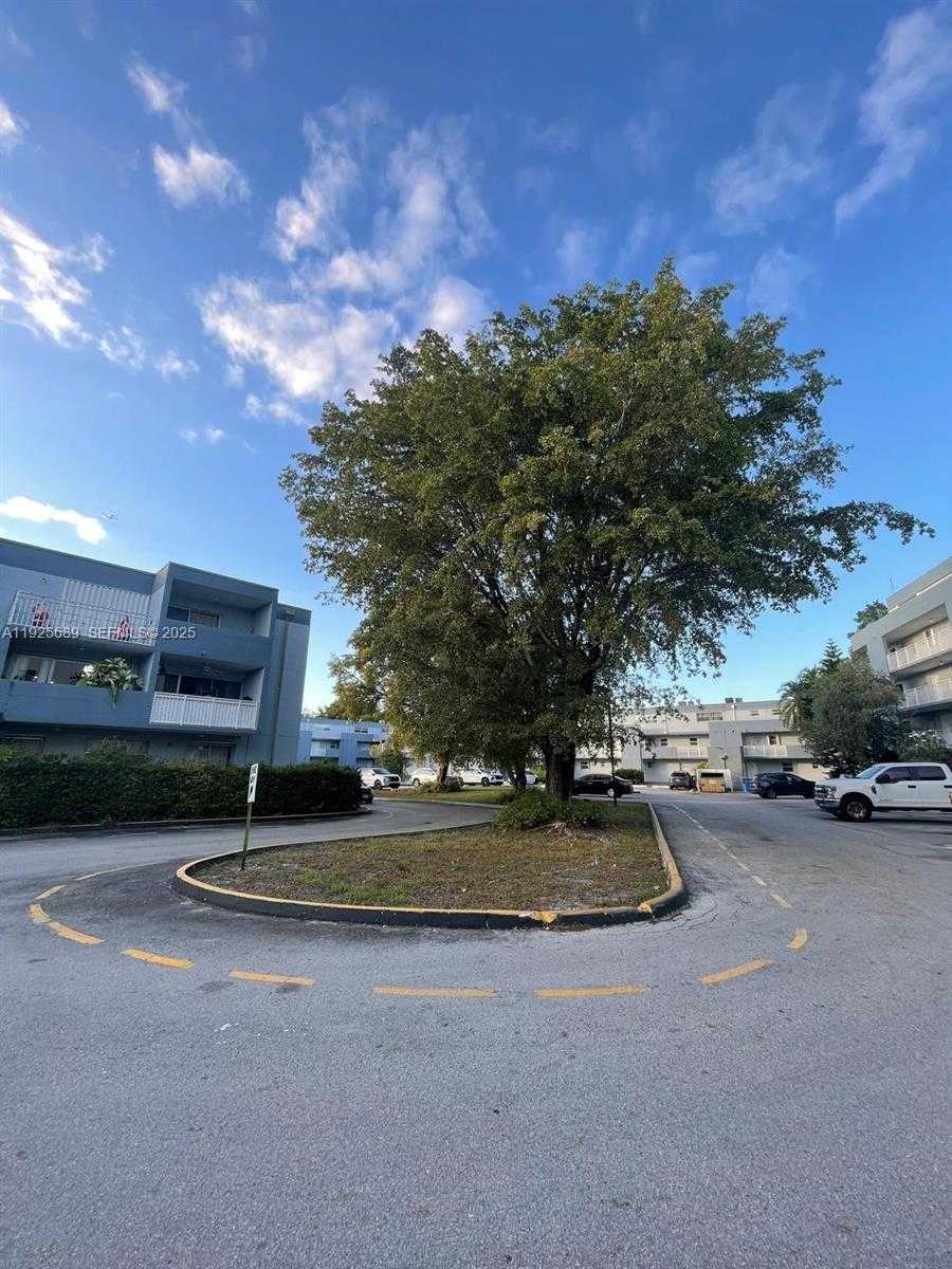 Small Image of 9375 FONTAINEBLEAU BLVD #L219, Miami Number 41