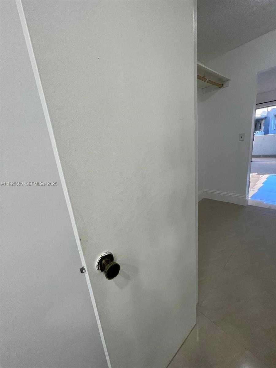 Small Image of 9375 FONTAINEBLEAU BLVD #L219, Miami Number 43