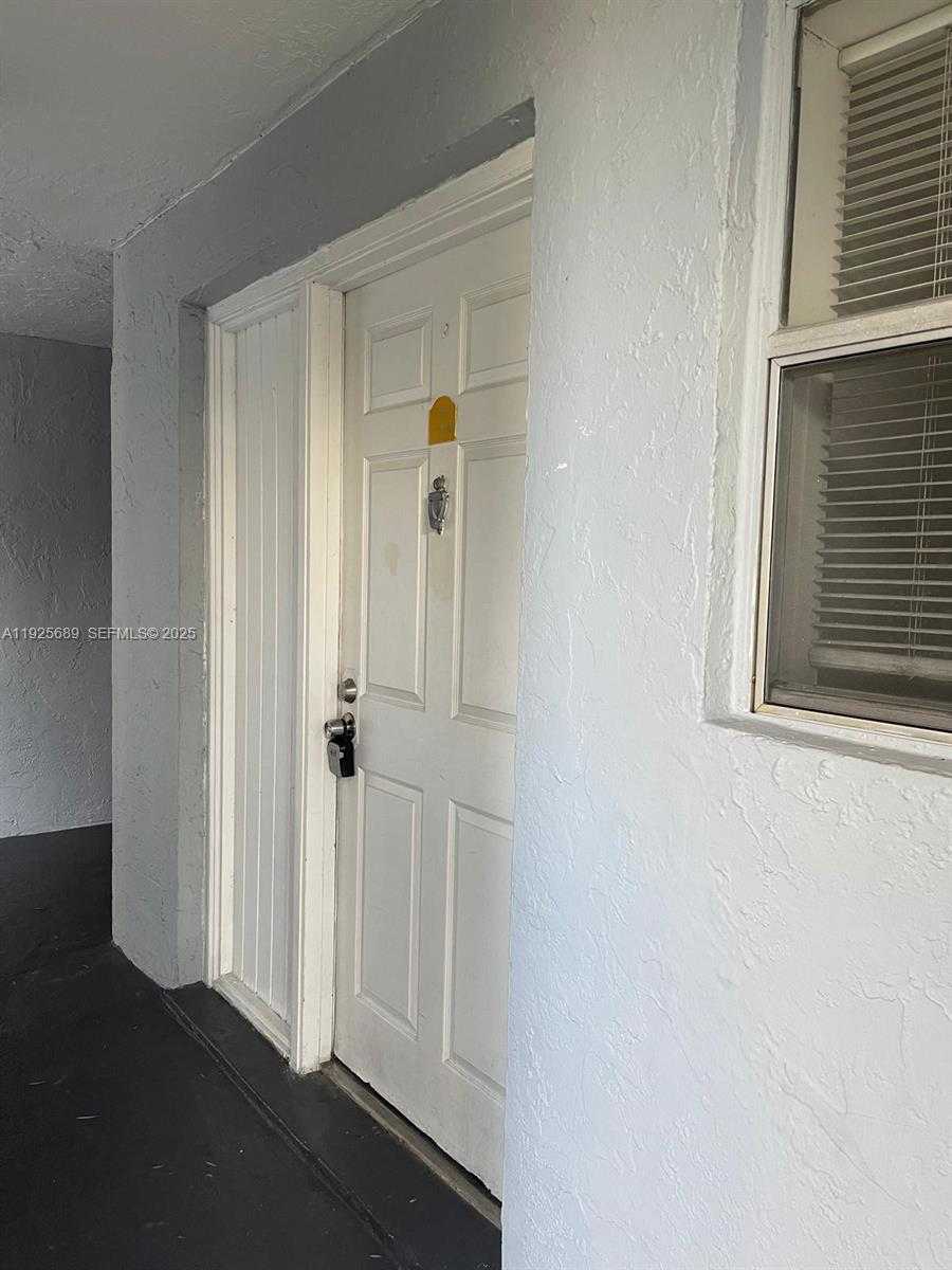 Small Image of 9375 FONTAINEBLEAU BLVD #L219, Miami Number 5