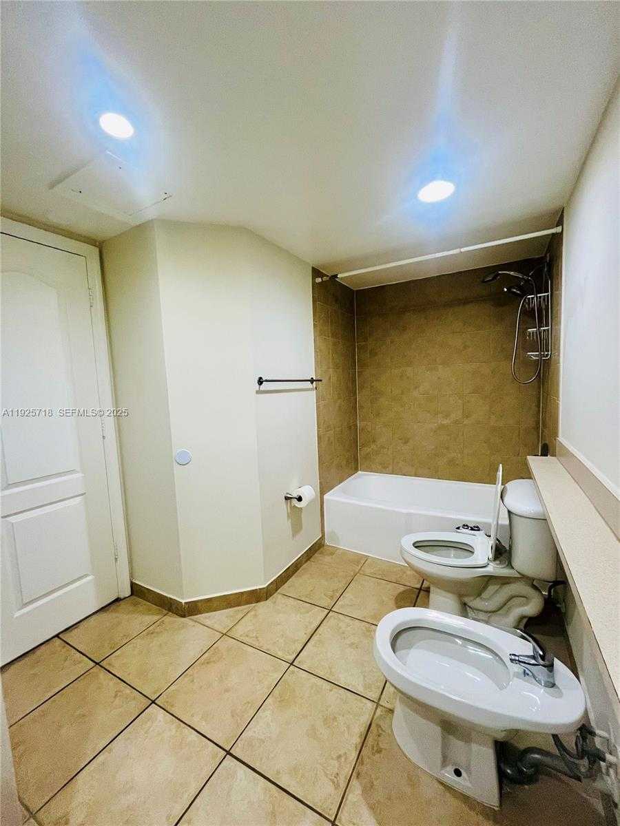 Small Image of 5600 COLLINS AVE #12N, Miami Beach Number 12