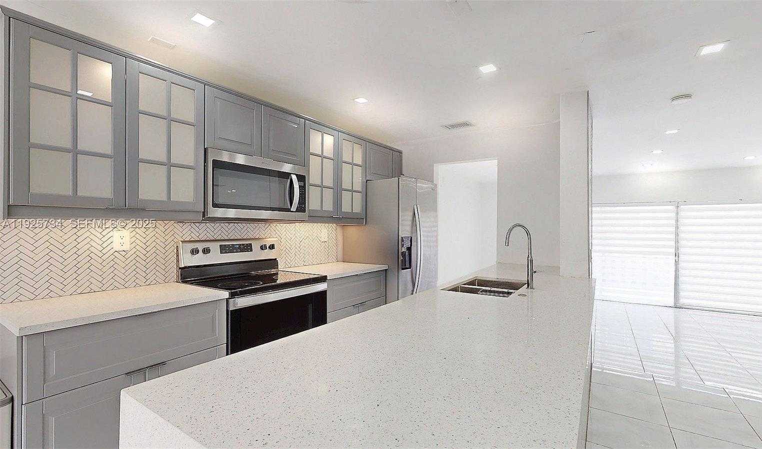 Small Image of 8212 NORTH WEST 8TH PL #2, Plantation Number 3