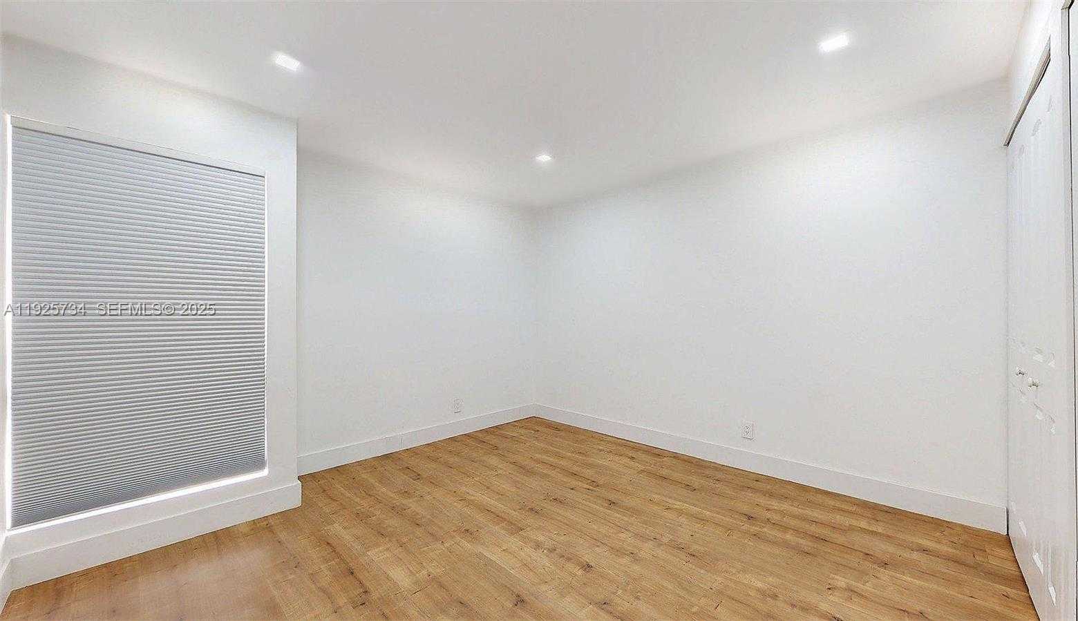 Small Image of 8212 NORTH WEST 8TH PL #2, Plantation Number 32